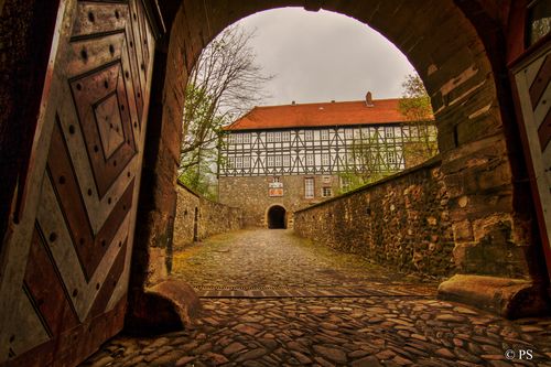 Torbogen zum Schloss<br>(Bildquelle: Tourist-Information e.V. Herzberg am Harz)