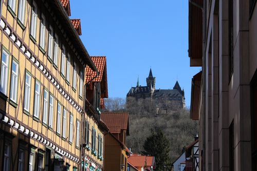 Schon von weitem begrüßt Sie die Silhouette unseres bekannten Wernigeröder Schlosses. (Foto: harztourist)