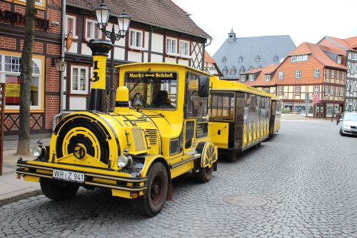 Einsteigen bitte! Die Wernigeröder Bimmelbahn fährt Besucher vom Markt zum Schloss und zurück. Auch Stadtrundfahrten können gebucht werden.<br>(Foto: harztourist)