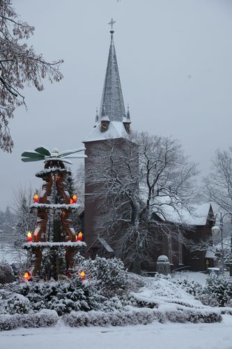 Winterimpression - Trinitatiskirche Braunlage zur Weihnachtszeit<br>(Bild: Siegfried Richter)