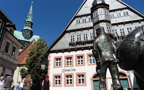 Historisches Rathaus Osterode am Harz - im Vordergrund der Eseltreiber<br>(Bild: Touristinformation Stadt Osterode am Harz)