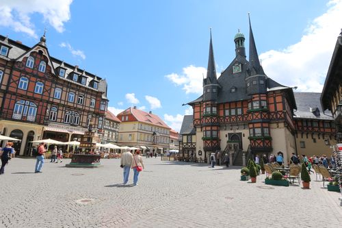 Marktplatz in Wernigerode mit Rathaus und Wohltäterbrunnen<br>(Foto: WTG, Corinna Filipski)
